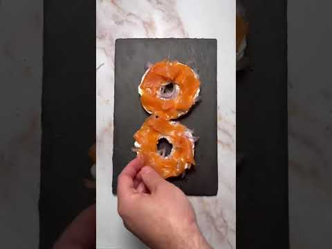 How to properly garnish a smoked salmon bagel